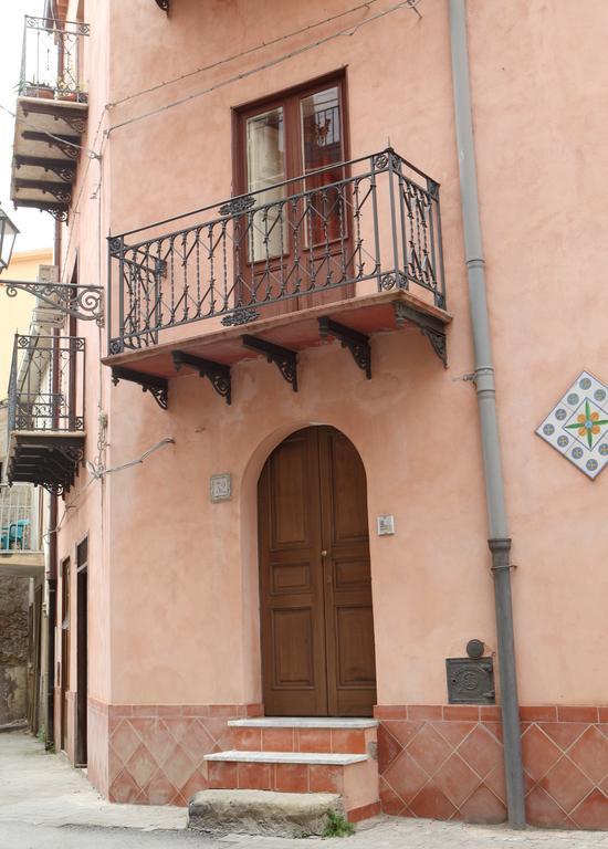 Casa Luigi Sergio - Affitto Breve Apartment Santo Stefano di Camastra Ruang foto